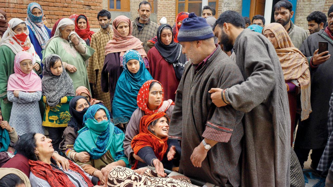 દ​િક્ષણ કાશ્મીરના પુલવામા જિલ્લાના અચન એરિયામાં ગઈ કાલે વિલાપ કરી રહેલા કાશ્મીરી પંડિત સંજય શર્માના પરિવારજનો.