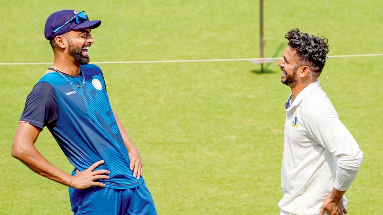 સૌરાષ્ટ્રનો કૅપ્ટન જયદેવ ઉનડકટ (ડાબે) અને બેન્ગોલનો સુકાની  મનોજ તિવારી. તસવીર  પી.ટી.આઇ.