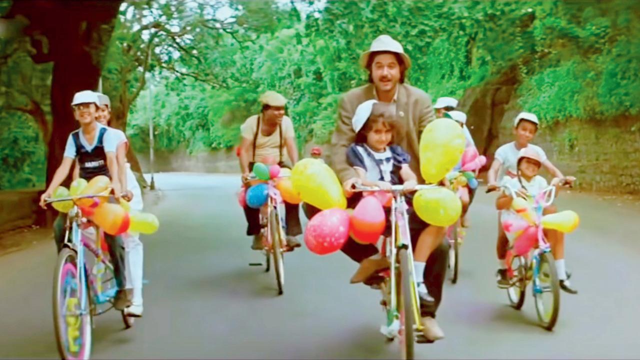 ઝિંદગી રાત ભી હૈ, સવેરા ભી હૈ ઝિંદગી ઝિંદગી હૈ સફર ઔર બસેરા ભી હૈ ઝિંદગી