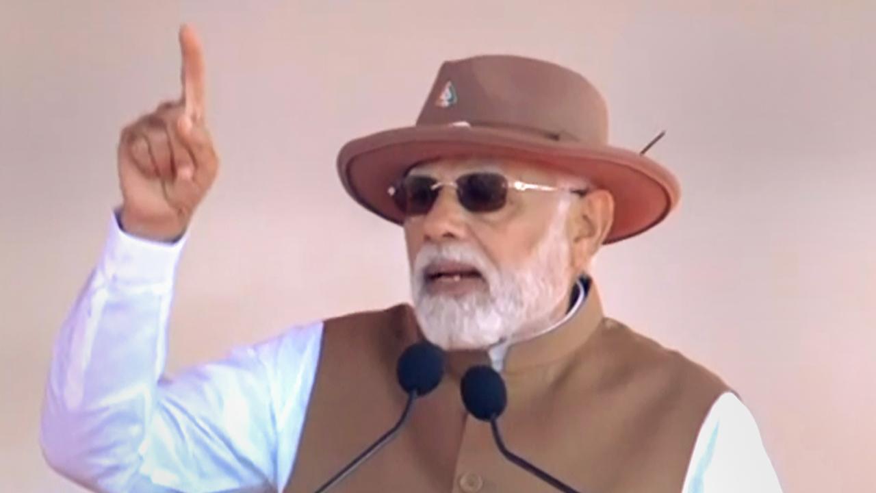 બેંગલુરુમાં ‘એરો ઈન્ડિયા ૨૦૨૩’ના ઉદ્ઘાટન સમારોહ દરમિયાન સંબોધન કરતા વડાપ્રધાન નરેન્દ્ર મોદી (તસવીર સૌજન્ય : પી.ટી.આઇ.)