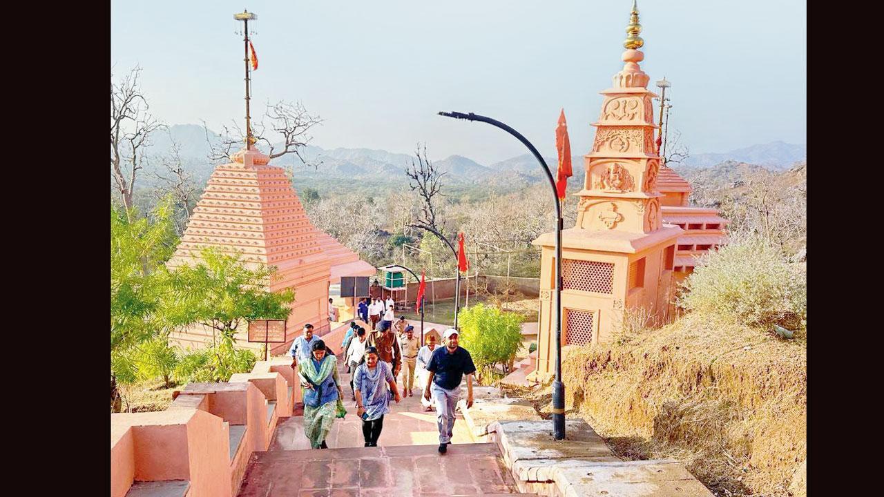 અંબાજી ગબ્બરની ફરતે આવેલી ૫૧ શક્તિપીઠ જવા માટે હવે સરસ માર્ગ બની ગયો છે. તમામ શક્તિપીઠનાં દર્શન કરતાં-કરતાં આખી પરિક્રમા પૂરી કરવામાં લગભગ ચારેક કલાક લાગે છે.