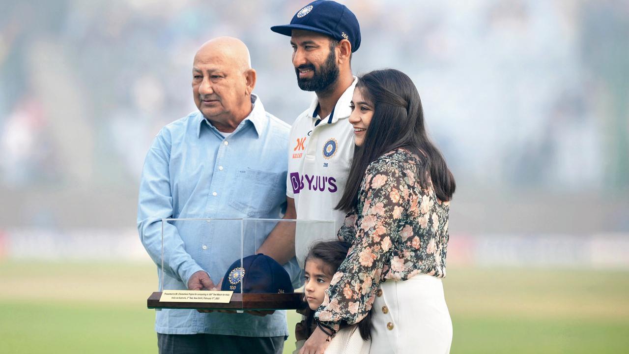 વેલકમ ટુ ૧૦૦ ટેસ્ટ ક્લબ :  ચેતેશ્વર પુજારાએ ગઈ કાલે ૧૦૦મી ટેસ્ટ રમવા બદલ સન્માન તરીકે સુનીલ ગાવસકરના હસ્તે સ્પેશ્યલ કૅપ મેળવ્યા બાદ આ ઐતિહાસિક પળ દરમ્યાન પિતા અરવિંદ પુજારા અને પત્ની પૂજા તથા પુત્રી અદિતિ સાથે ફોટો પડાવ્યો હતો.  (તસવીર : પી.ટી.આઇ અને એ.એફ.પી.)