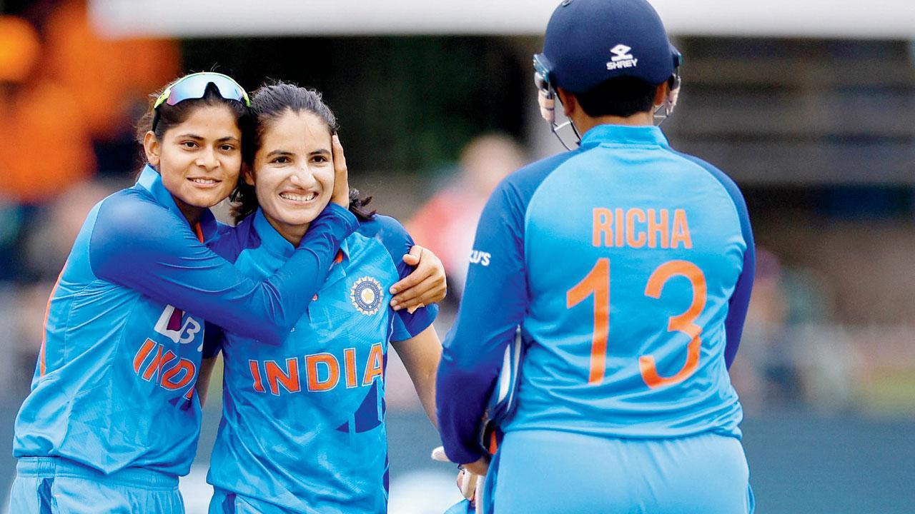 પાંચ વિકેટ ઝડપનાર રેણુકા સિંહ ઠાકુર (મધ્ય)ને અભિનંદન આપતી ભારતીય ટીમની ખેલાડીઓ.