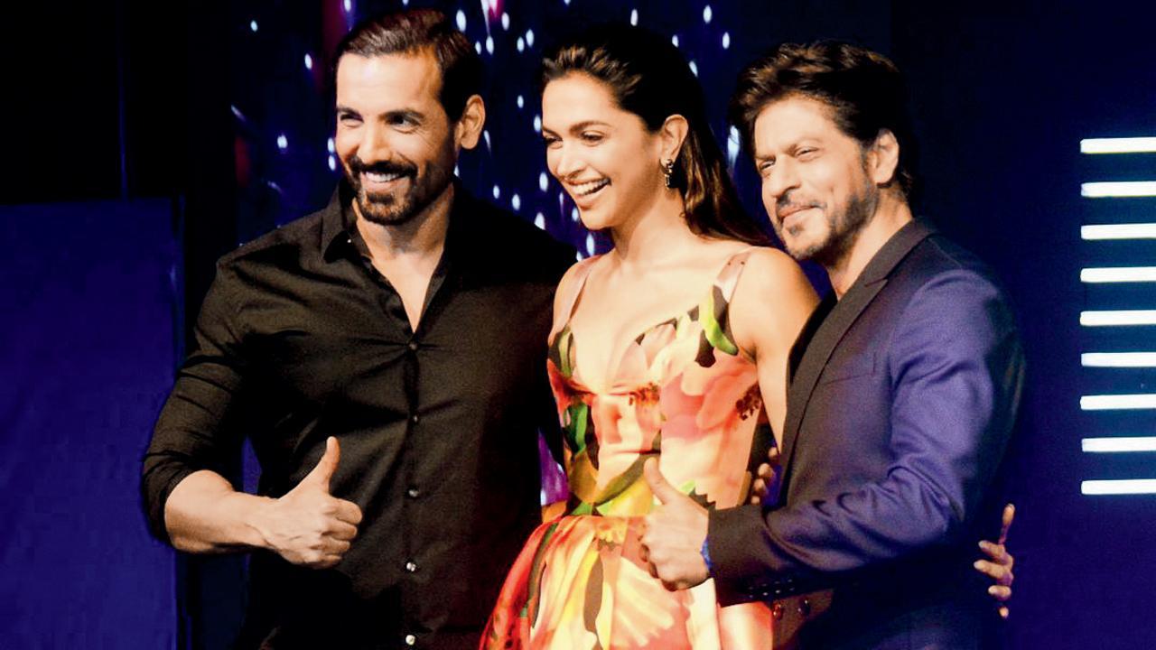 જૉન એબ્રાહમ, દીપિકા પાદુકોણ અને શાહરુખ ખાન તસવીર સતેજ શિંદે