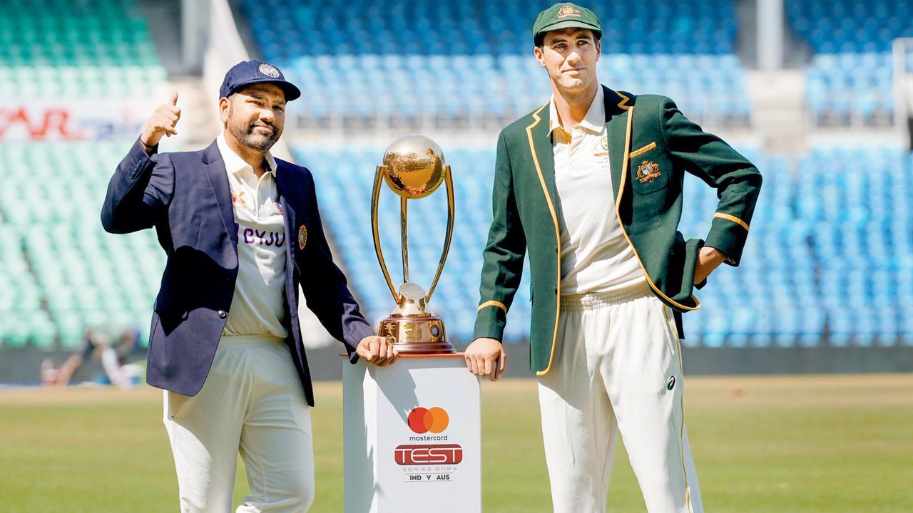 કોની થશે આ ટ્રોફી? નાગપુરમાં ભારતીય કૅપ્ટન રોહિત શર્મા અને ઑસ્ટ્રેલિયાના કૅપ્ટન પૅટ કમિન્સ.