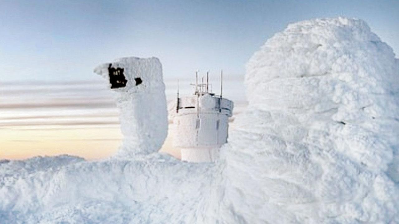 ન્યુ હૅમ્પશરના માઉન્ટ વૉશિંગ્ટનમાં અત્યંત ઠંડા પવનોને લીધે તાપમાન માઇનસ ૭૯ સેલ્સિયસ જેટલું નીચું ગયું હતું. અહીં ચારેબાજુ બરફ પથરાયો છે. 