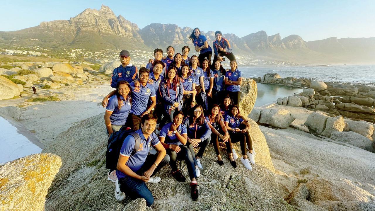 સાઉથ આફ્રિકાના કેપ ટાઉન શહેરમાં ટેબલ માઉન્ટેન નામના સ્થળે ભારતીય મહિલા ટીમે ગઈ કાલે અલગથી પણ ફોટો પડાવ્યો હતો. તસવીર બીસીસીઆઇ ટ્‍વિટર