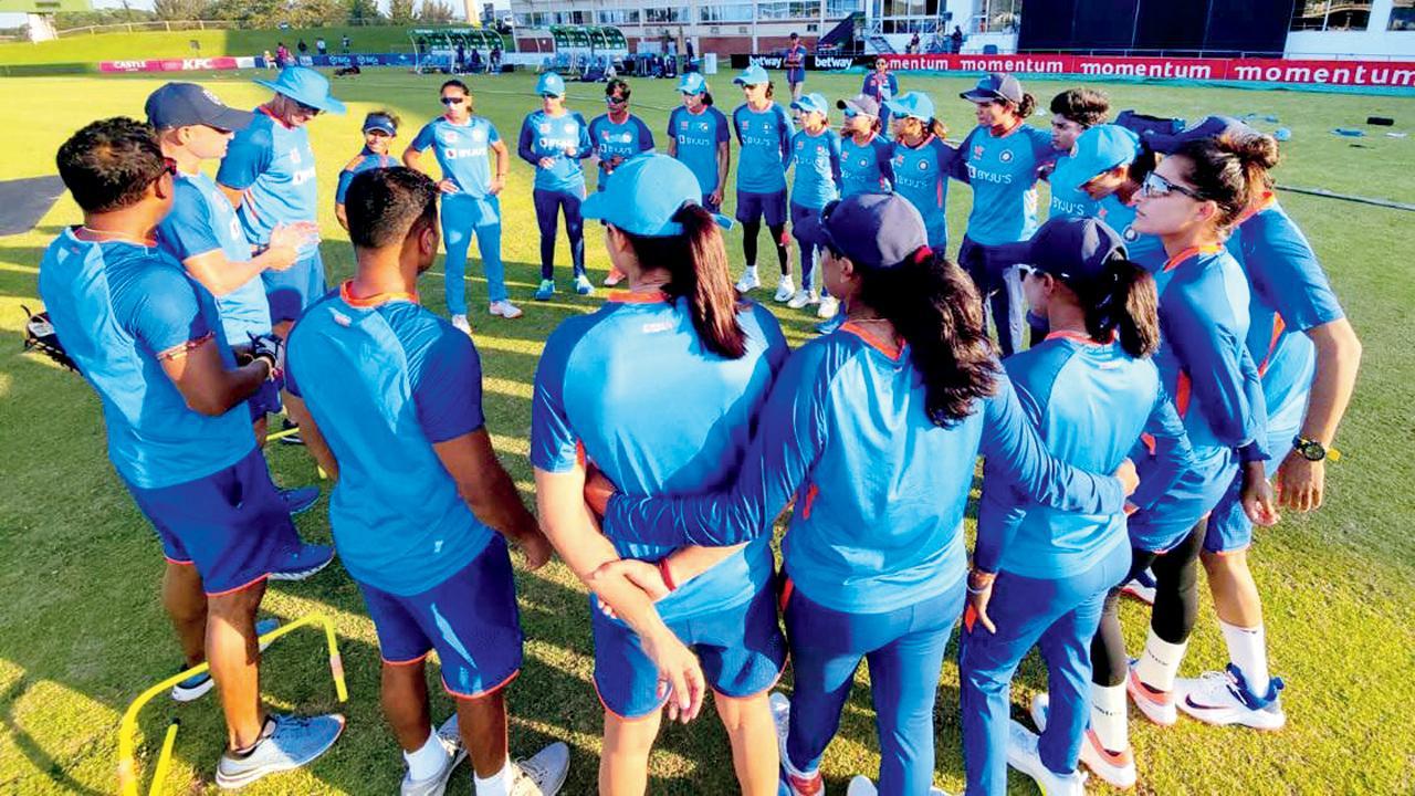 વિમેન ટી૨૦માં ભારતીય ટીમ ચોથા રૅન્ક પર છે. ઑસ્ટ્રેલિયા નંબર-વન, ઇંગ્લૅન્ડ નંબર-ટૂ અને ન્યુ ઝીલૅન્ડ નંબર-થ્રી છે. તાજેતરની ટી૨૦ ટ્રાયેન્ગ્યુલરમાં દીપ્તિ ૯ વિકેટ સાથે મોખરે હતી, જ્યારે હરમનપ્રીત ૧૦૯ રન સાથે બીજા નંબર પર રહી હતી. (તસવીર : બીસીસીઆઇ/વિમેન ટ‍્વિટર)