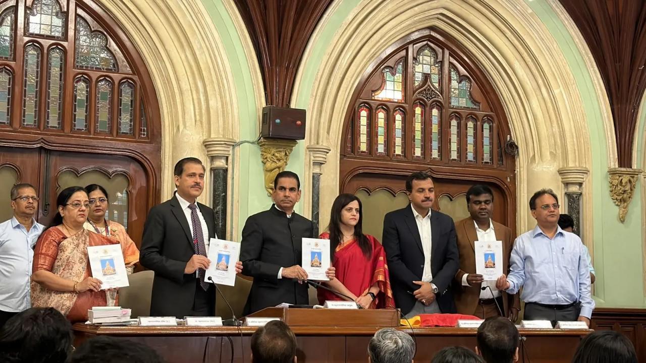 પાલિકા કમિશનર ઈકબાલ સિંહ ચહલ બજેટની રજુઆત કરતા (તસવીર : અનઘા સાવંત)