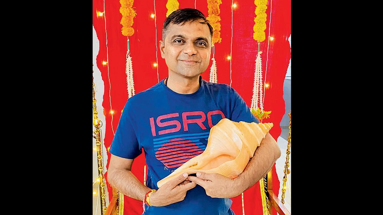 શંખોનું કલેક્શન કરનાર દીપેશ પટેલ રાજ્યાભિષેક શંખ સાથે
