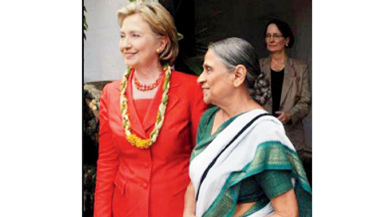 હિલેરી ક્લિન્ટન અને ઇલા ભટ્ટ. (ફાઇલ-તસવીર)