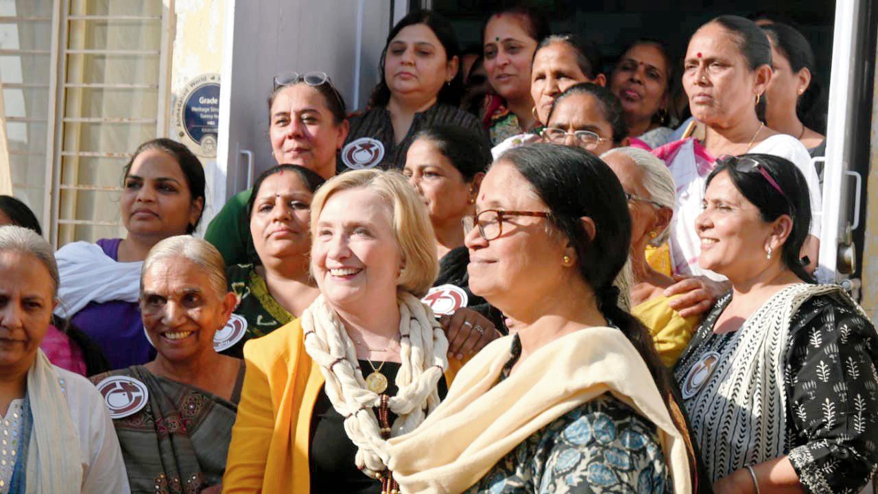 અમદાવાદમાં ગઈ કાલે સેવા સંસ્થાના સભ્યોની સાથે અમેરિકાનાં ભૂતપૂર્વ વિદેશપ્રધાન હિલેરી ક્લિન્ટન. તસવીર જનક પટેલ