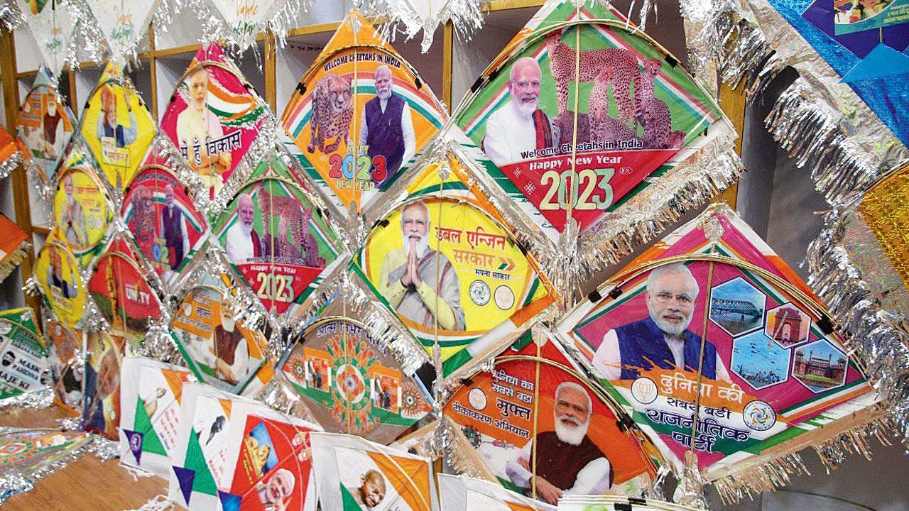 અમદાવાદના પતંગ બજારમાં વડા પ્રધાન નરેન્દ્ર મોદી અને દિલ્હીના મુખ્ય પ્રધાન અરવિંદ કેજરીવાલના ફોટો સાથેની પતંગો.  જનક પટેલ.