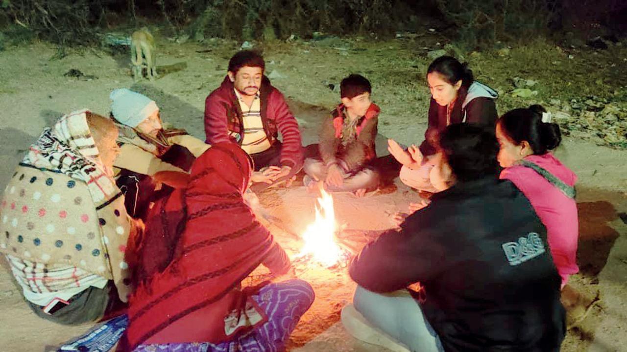 કચ્છના નલિયામાં ઠંડી પડતાં સ્થાનનિકોએ તાપણાનો સહારો લઈ ઠંડી ઉડાડવાનો પ્રયાસ કર્યો હતો.