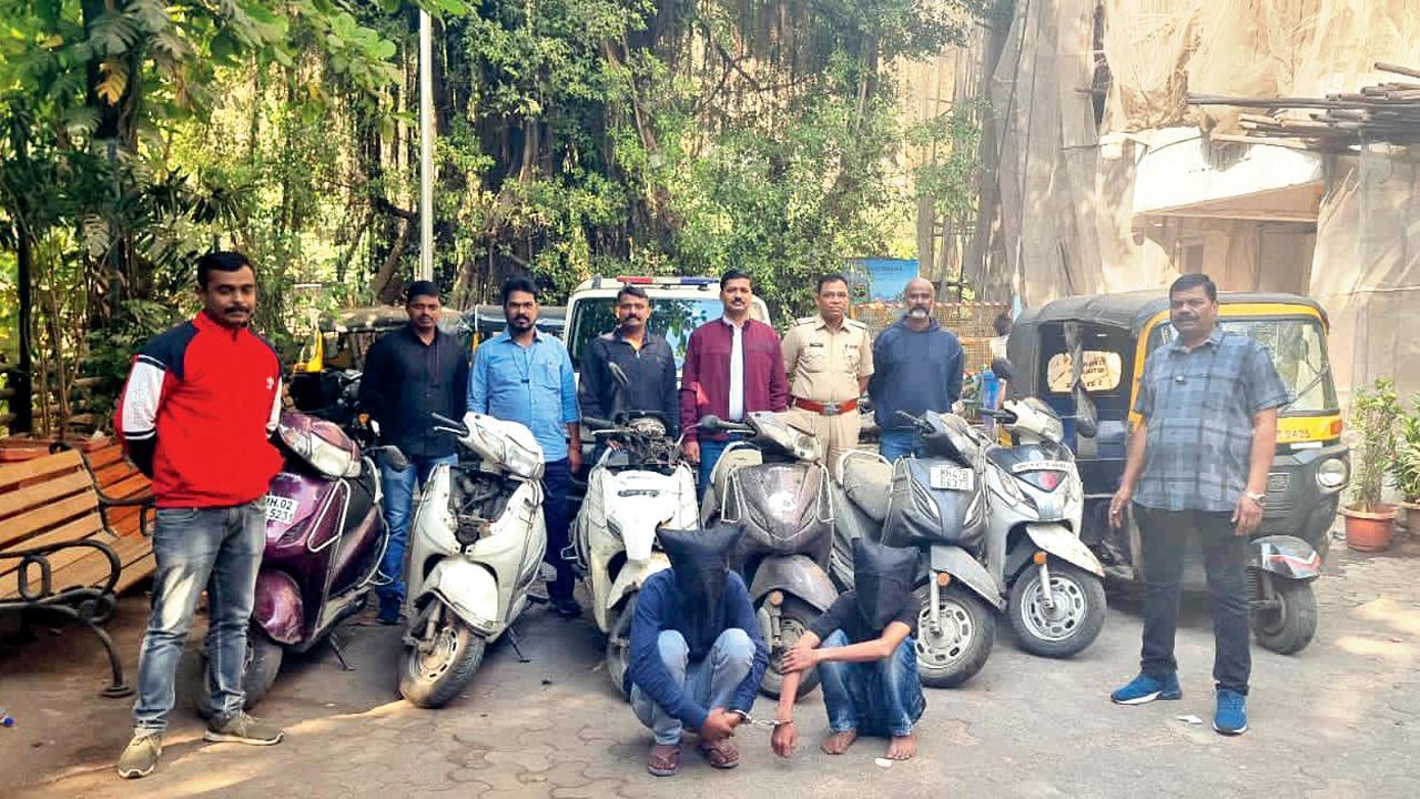 દિંડોશી પોલીસે બે ચોરને પકડીને તેમની પાસેથી વાહનો જપ્ત કર્યાં હતાં