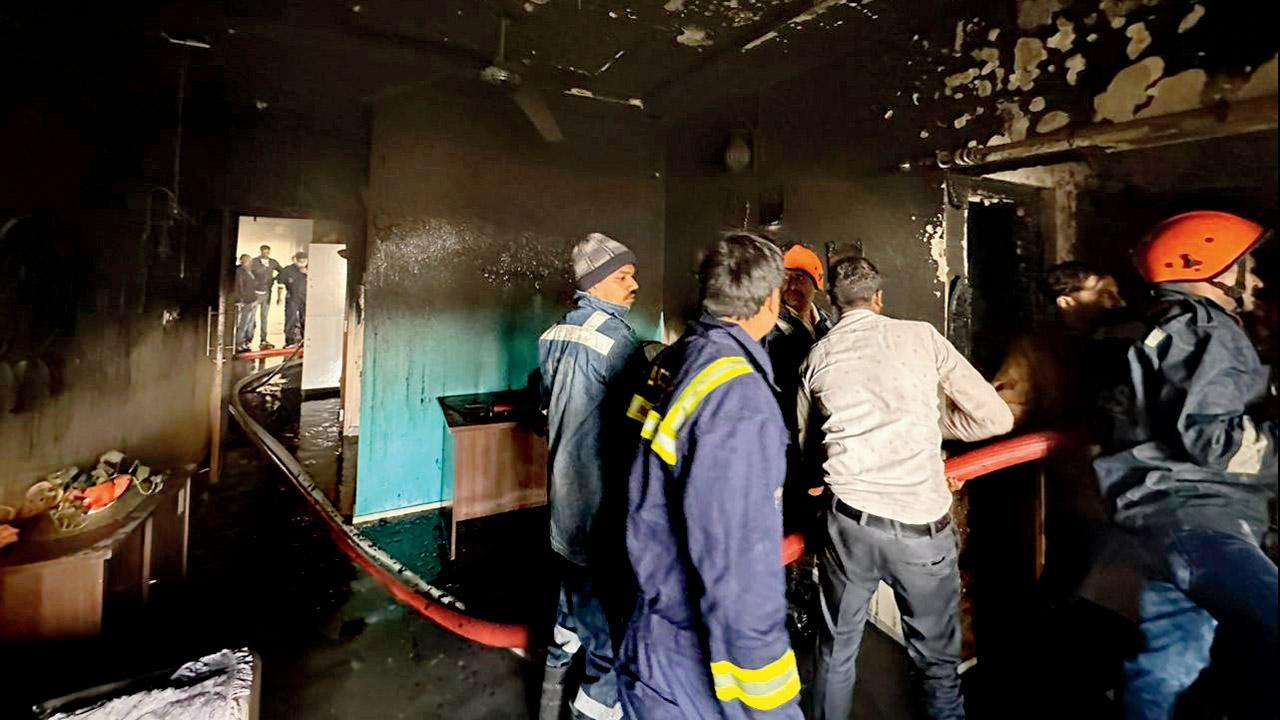 અમદાવાદમાં ગોદરેજ ગાર્ડન સિટીના એક ફ્લૅટમાં આગ લાગતાં ફાયર બ્રિગેડના જવાનોએ આવીને આગને કાબૂમાં લીધી હતી. તસવીર: જનક પટેલ.