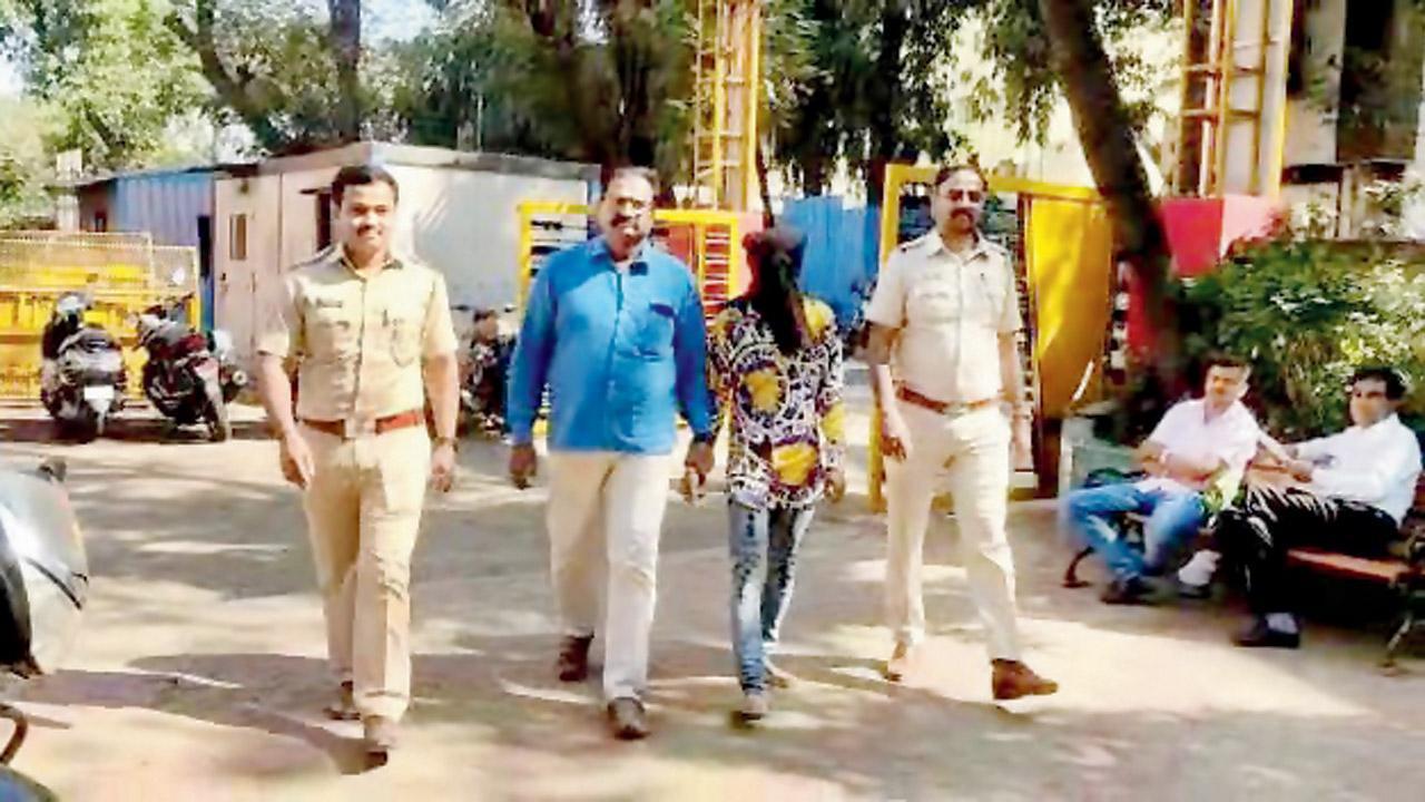 મલાડ પોલીસે પકડી પાડેલો સગીર છોકરીઓને અશ્લીલ મેસેજ અને વિડિયો મોકલતો આરોપી.