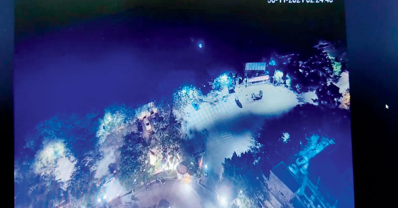 આરોપીના ફોનની લાઇટ દેખાઈ રહી છે તાજ લેન્ડ્સ એન્ડના સીસીટીવી ફુટેજના સ્ક્રીન શૉટમાંથી. આરોપીએ બરાબર આ જ સમયે સ્ટુડન્ટ સાથે સેલ્ફી લીધો હતો.