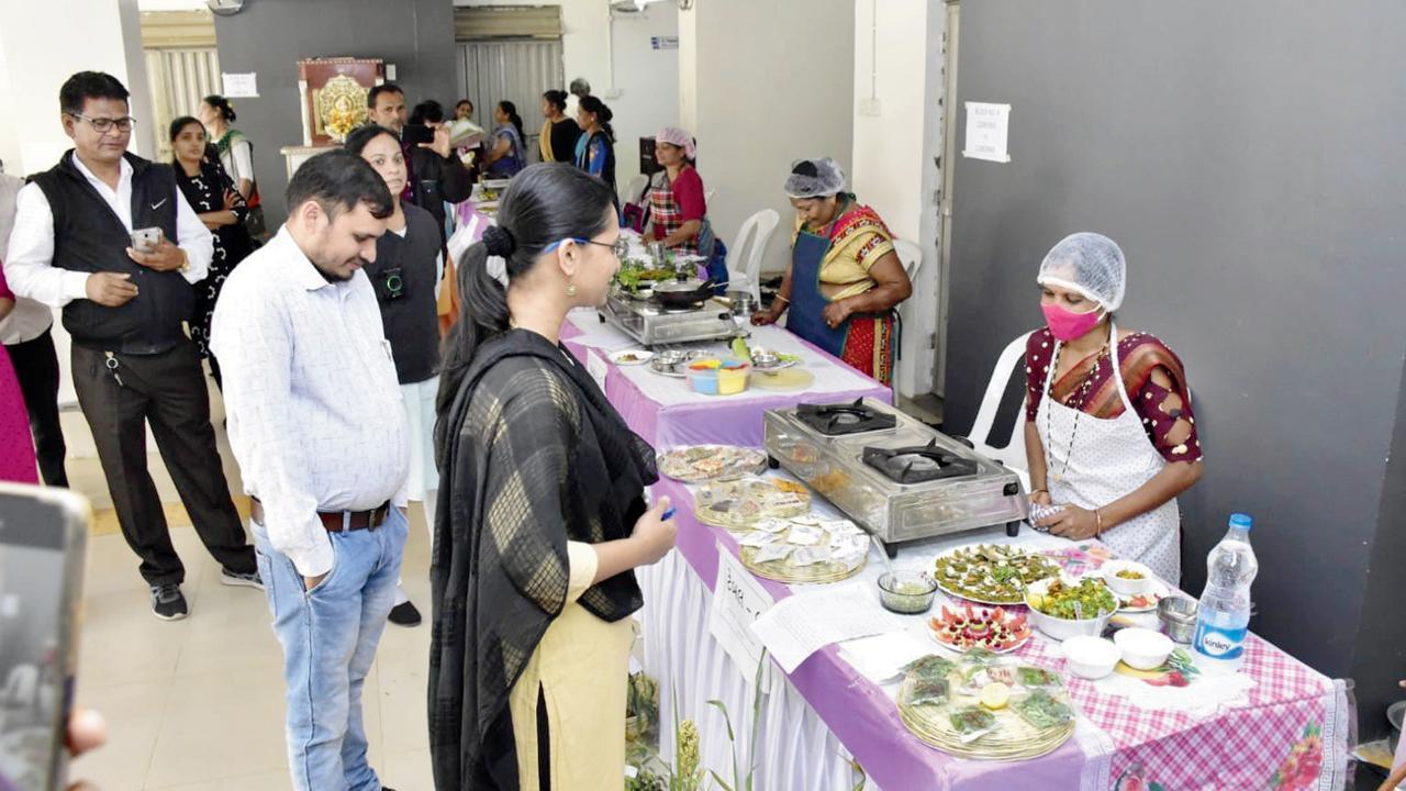 વ્યારામાં યોજાયેલી જાડાં ધાન્યમાંથી વાનગીઓ બનાવવાની સ્પર્ધામાં અવનવી વાનગીઓ બહેનોએ બનાવી હતી.