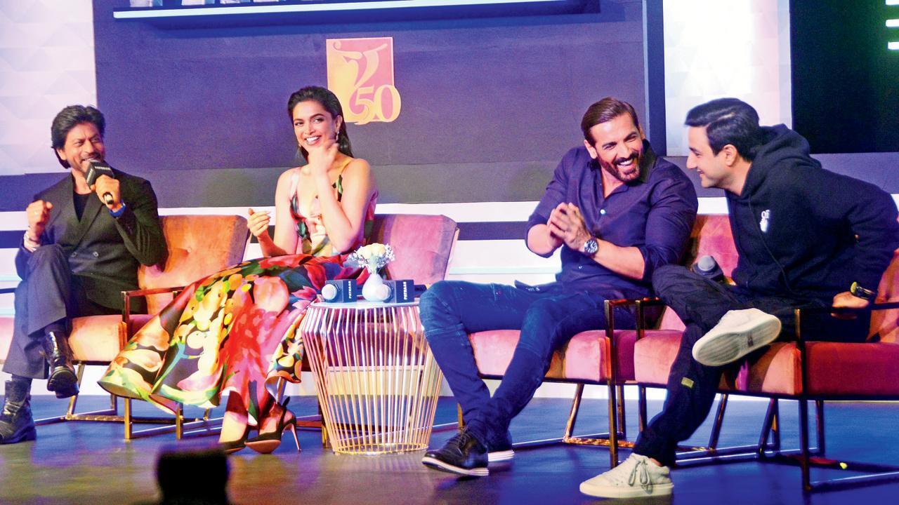 મુંબઈની તાજ લૅન્ડ્સ એન્ડમાં યશરાજ ફિલ્મ્સ દ્વારા ‘પઠાન’ની મીડિયા ઇવેન્ટનું આયોજન કરવામાં આવ્યું હતું. એમાં શાહરુખ ખાન, દીપિકા પાદુકોણ, જૉન એબ્રાહમ અને ડિરેક્ટર સિદ્ધાર્થ આનંદ પણ હાજર રહ્યાં હતાં. તસવીર સતેજ શિંદે