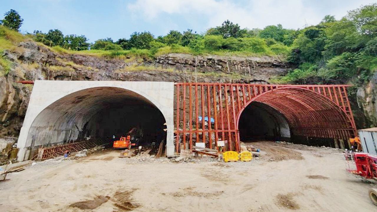 પારસિક હિલ નીચેથી પસાર થનારી બે ટનલ