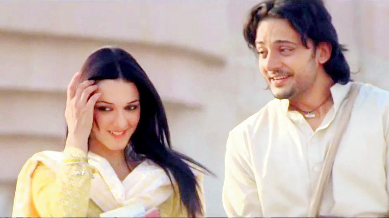 રખ લૂં છૂપા કે મૈં કહીં તુઝકો, સાયા ભી તેરા ના મૈં દૂં રખ લૂં બના કે કહીં ઘર મૈં તુઝે, સાથ તેરે મૈં હી રહૂં...