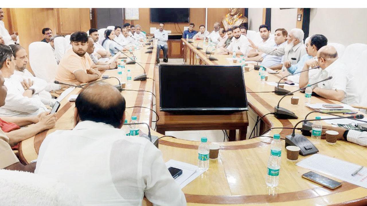 અફઘાનિસ્તાનના ગેરકાયદે વેપારીઓ સામે ગઈ કાલે થયેલી મીટિંગ.