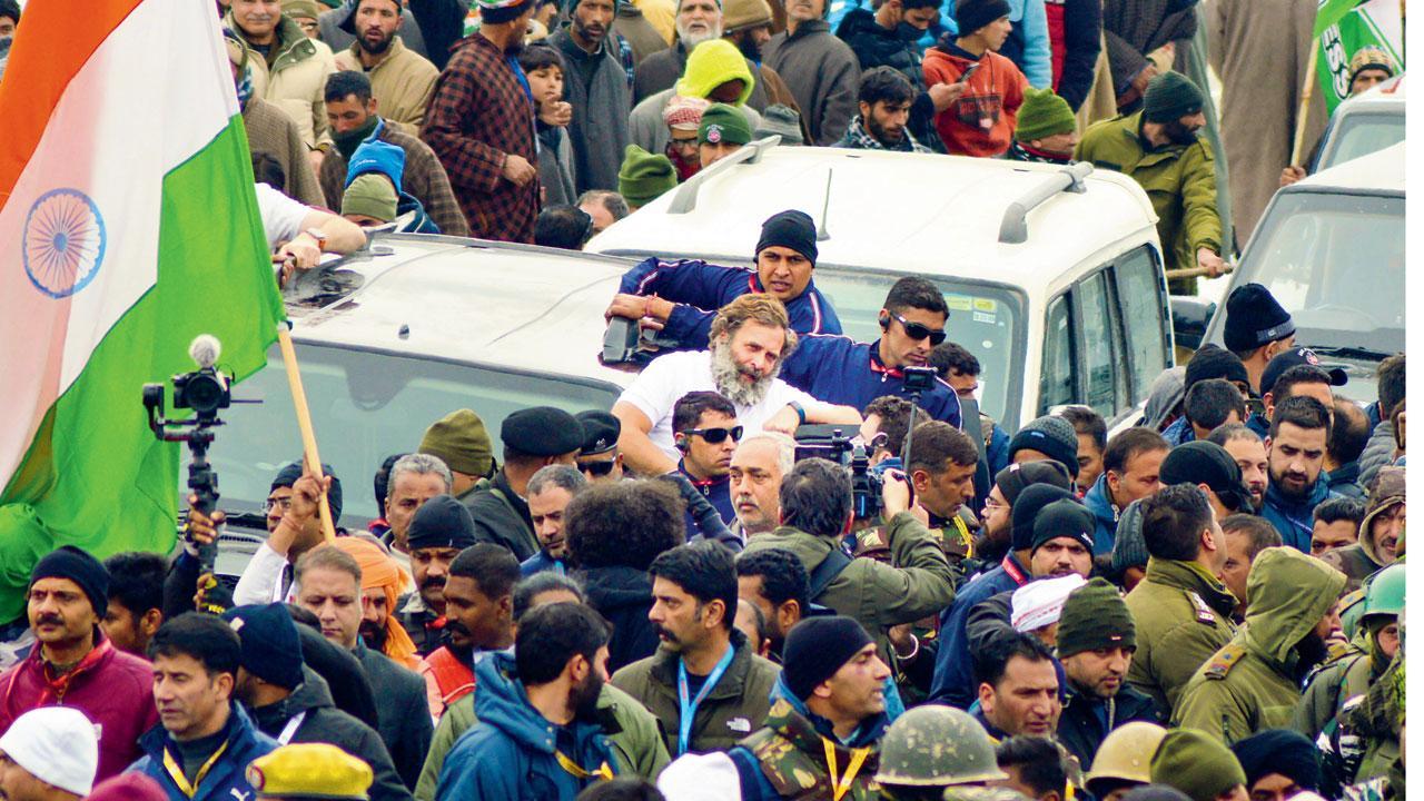 કાઝીગુંદમાં ગઈ કાલે કૉન્ગ્રેસની ભારત જોડો યાત્રા દરમ્યાન કૉન્ગ્રેસના નેતા રાહુલ ગાંધી અને તેમના સપોર્ટર્સ.