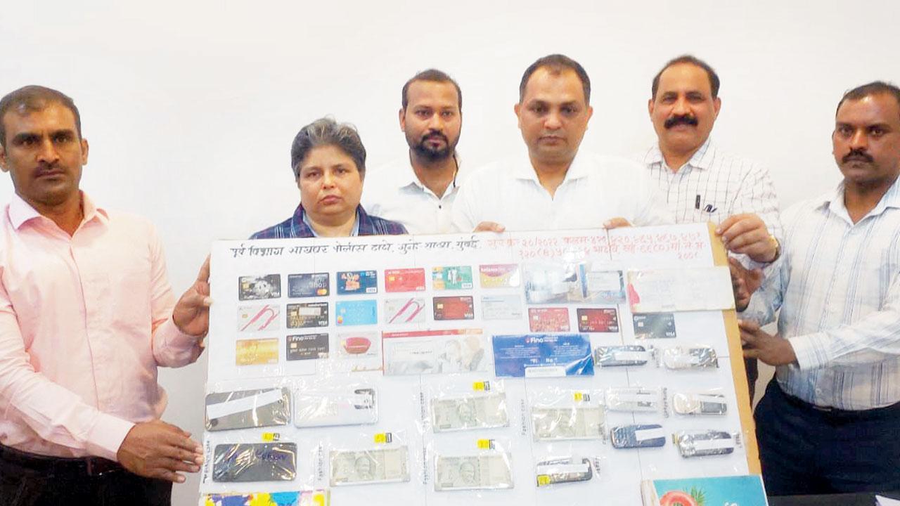 મુંબઈ-પૂર્વ ક્ષેત્ર સાઇબર પોલીસ સ્ટેશનના અધિકારીઓએ જપ્ત કરેલાં મોબાઇલ ફોન, એટીએમ કાર્ડ અને રોકડ રકમ.