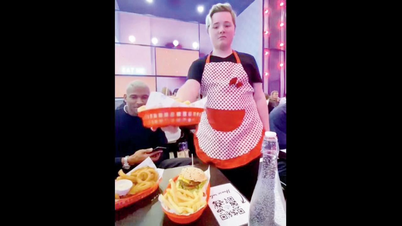 ટેબલ પર ફૂડ ફેંક્યું અને જાતે ખાવા લાગી, રૂડ વેઇટરનો વિડિયો વાઇરલ