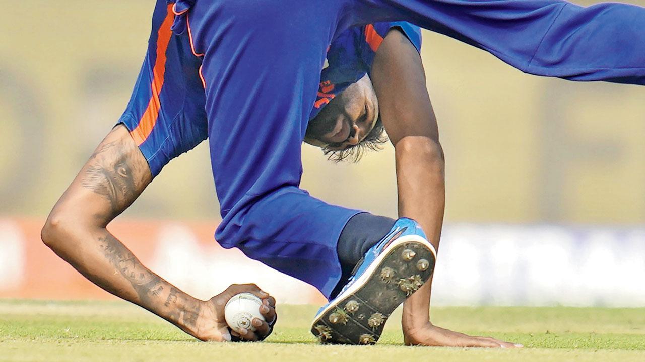 હાર્દિકે કૉન્વેનો પોતાના બૉલમાં અફલાતૂન કૅચ પકડ્યો હતો. રોહિતનો એક બાળચાહક (એકદમ જમણે) દોડી આવ્યો હતો. રોહિતે સિક્યૉરિટી મૅનને આ બાળક સામે કોઈ પગલાં ન લેવાની વિનંતી કરી હતી.