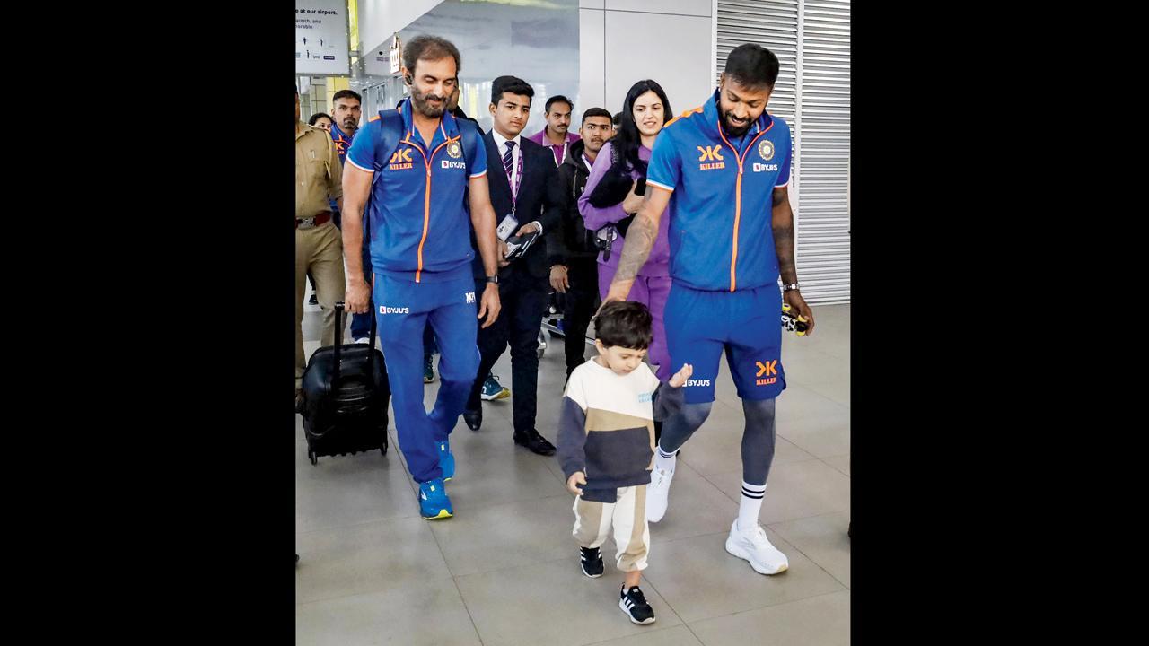 ગઈ કાલે અમદાવાદ ઍરપોર્ટ પર હાર્દિક પંડ્યા. તસવીર પી.ટી.આઇ.