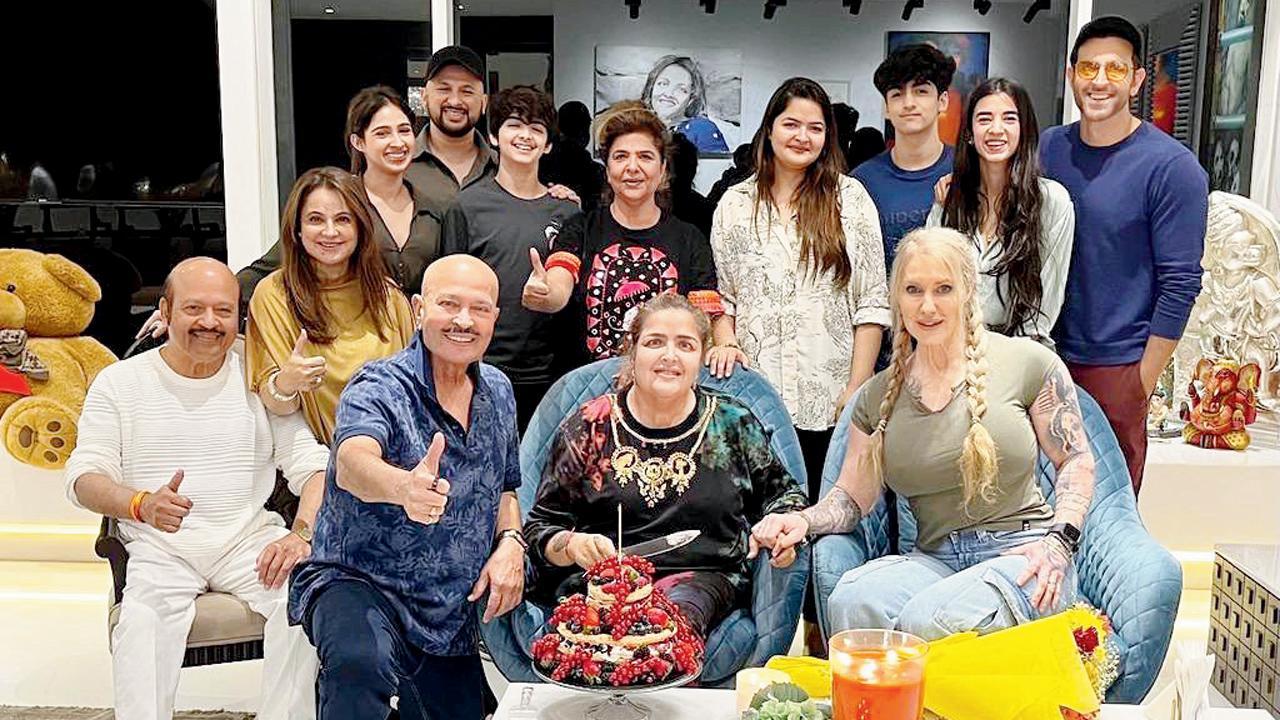 હૃતિકની બહેનના બર્થ-ડે સેલિબ્રેશનમાં હાજર રહી તેની ગર્લફ્રેન્ડ સબા આઝાદ