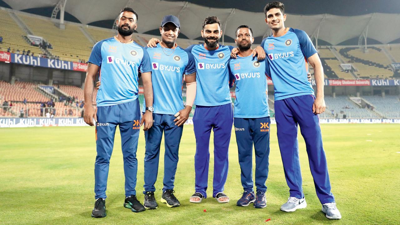ઓપનિંગ બૅટર શુભમન ગિલ (જમણે) અને ત્રણ થ્રોડાઉન એક્સપર્ટ્‍સ સાથે વિરાટ કોહલી.