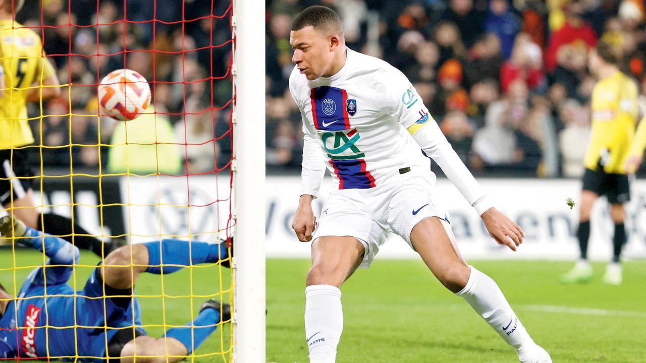 સોમવારે ફ્રાન્સના લેન્સ શહેરમાં રમાયેલી મૅચ દરમ્યાન ગોલ કરી રહેલો પીએસજીનો ઍમ્બપ્પે. તસવીર એ.પી.