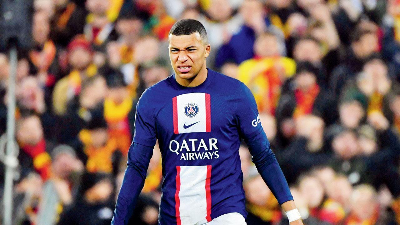 પીએસજીની ટીમને પરાજય તરફ જતા જોઈને કીલિયાન ઍમ્બપ્પે નિરાશ હતો. તસવીર એ.એફ.પી.