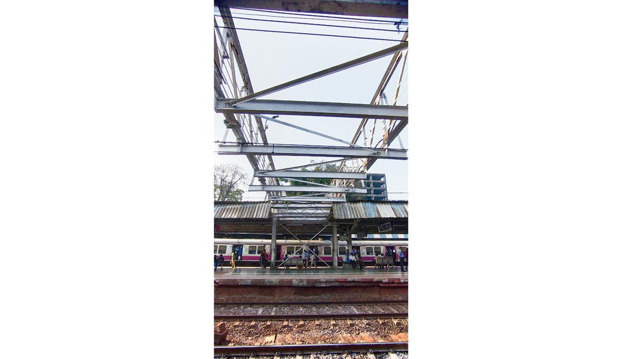 મુલુંડ સ્ટેશનના બીએમસીના ફુટ ઓવરબ્રિજનું રિપેરિંગ ચાલી રહ્યું છે.