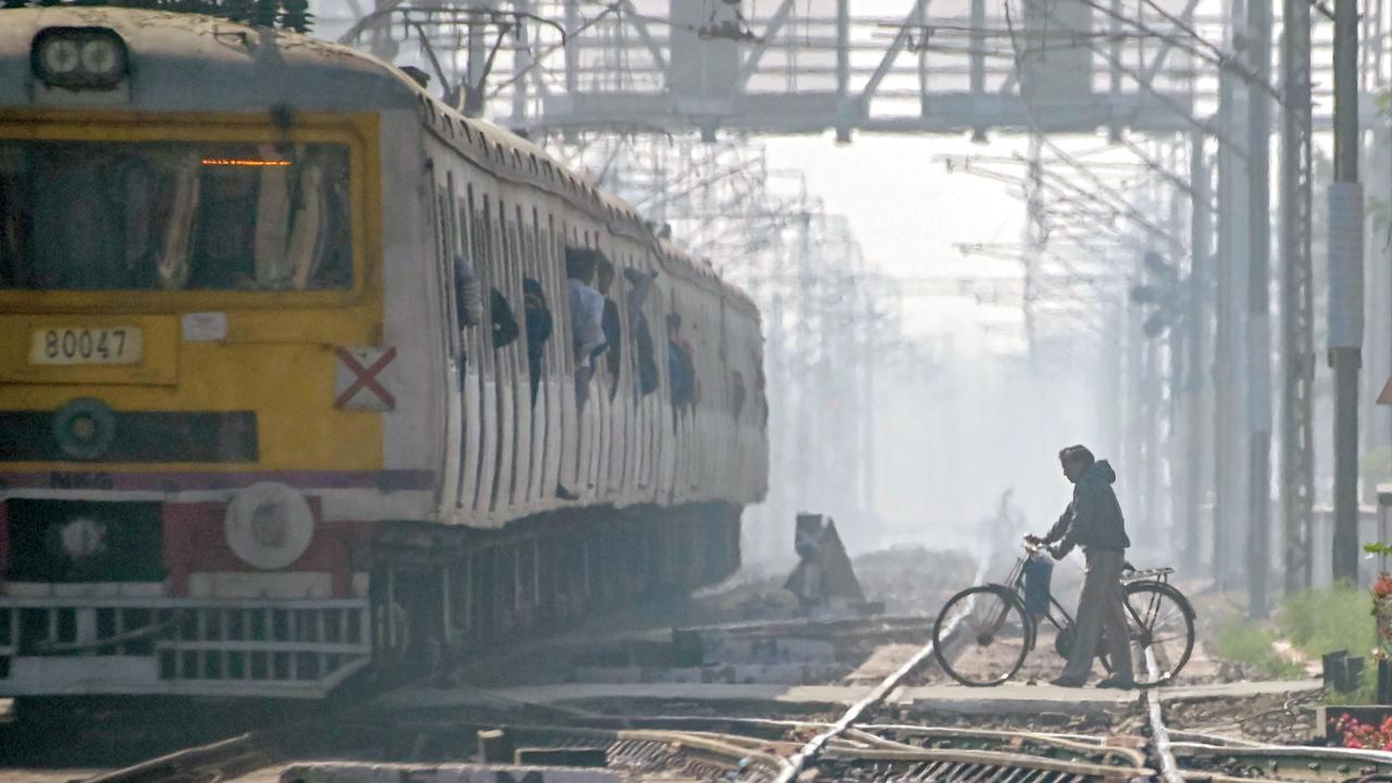 પશ્ચિમ બંગાળના નાદિયામાં ગઈ કાલે ગાઢ ધુમ્મસ વચ્ચે પોતાની સાઇકલ લઈને રેલવે ટ્રૅક ક્રૉસ કરી રહેલો માણસ.