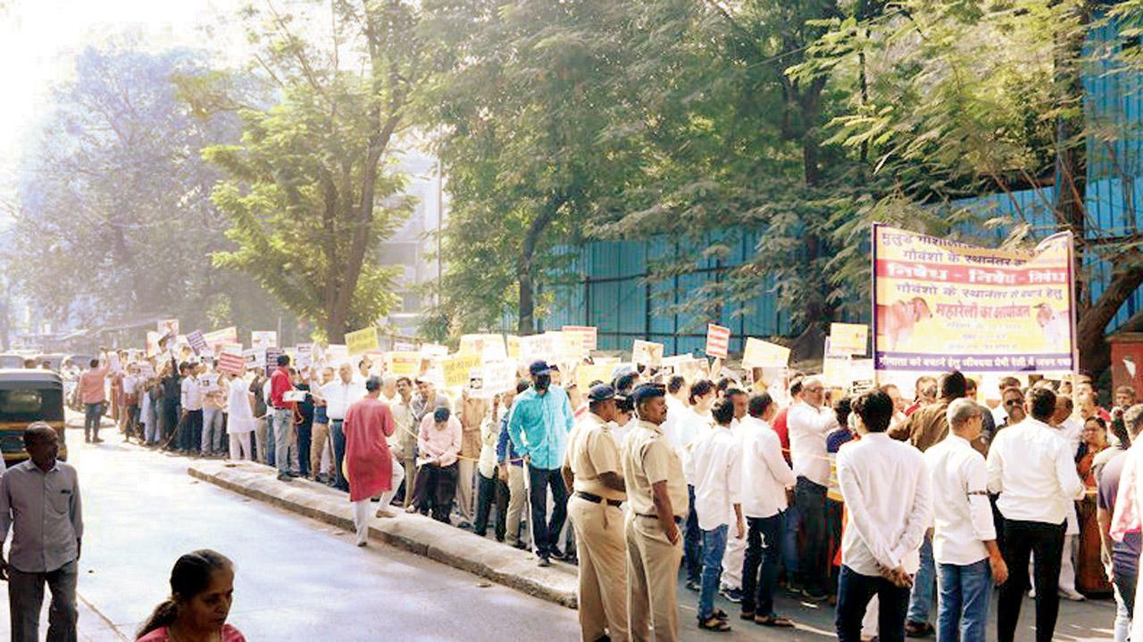 ગૌશાળાના સ્થળાંતરનો નિષેધ કરવા આવેલા હજારો લોકો