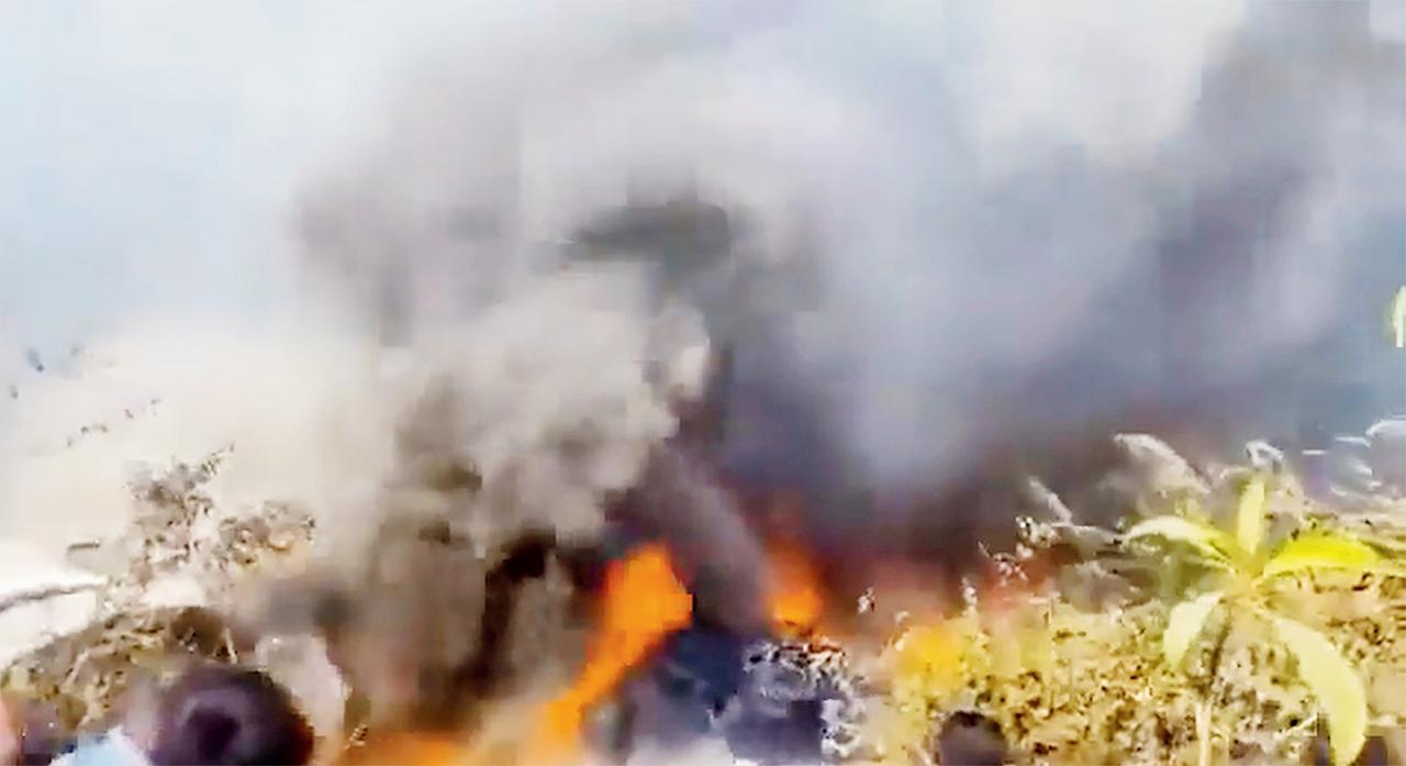 ગઈ કાલે પોખરા ઍરપોર્ટ પર લૅન્ડિંગ પહેલાં તૂટી પડ્યા બાદ પ્લેનમાં આગ લાગી ગઈ હતી. લૅન્ડિંગથી માત્ર દસ સેકન્ડ્સ પહેલાં જ આ વિમાન પહાડ સાથે ટકરાયું હતું અને એમાં આગ લાગી ગઈ અને એ ખીણમાં પડી ગયું હતું. 