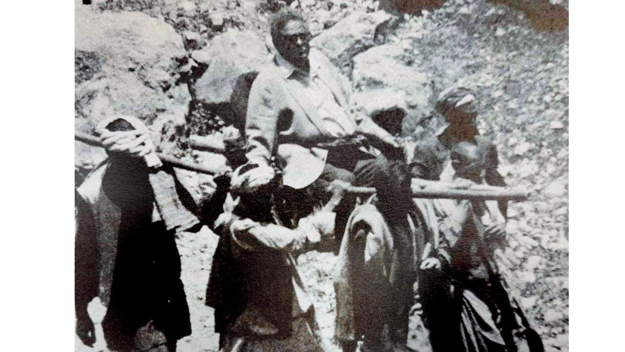 હિમાલયમાં ડોલીમાં બેસીને શૂટિંગ કરવા જઈ રહેલા રાજ કપૂર.