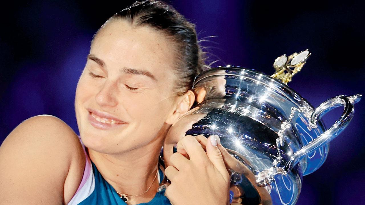 કરીઅરનું પહેલું ગ્રૅન્ડ સ્લૅમ ટાઇટલ જીત્યા બાદ ઍરીના સબાલેન્કા.