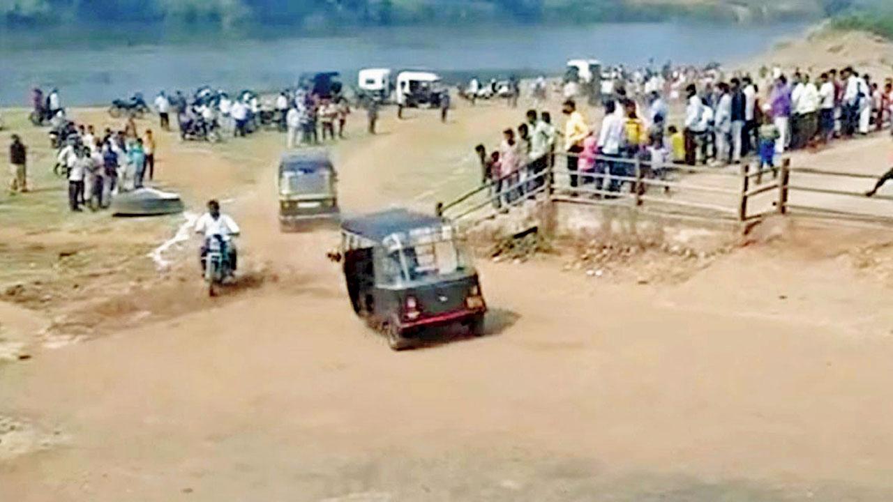 સાંગલીમાં યોજાઈ રિક્ષાને રિવર્સ દોડાવવાની સ્પર્ધા