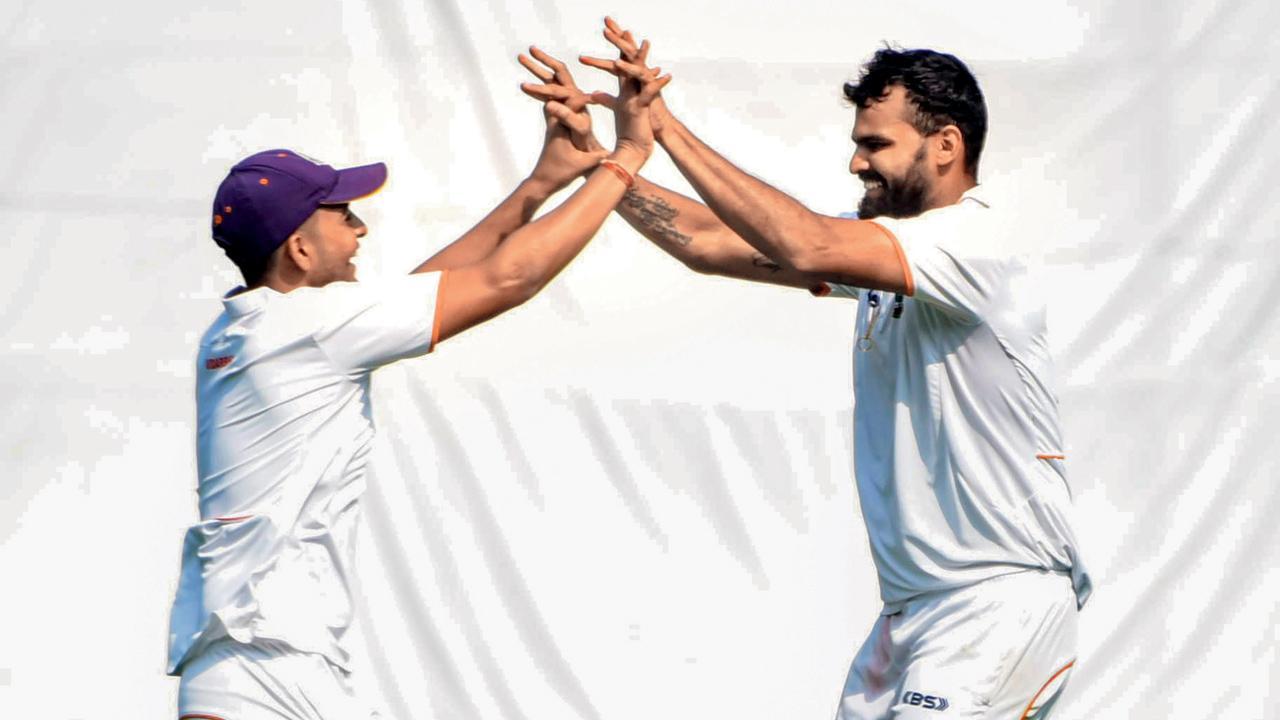 વિદર્ભના બોલર આદિત્ય સરવટે (જમણે)એ ગઈ કાલે પાંચ વિકેટ લીધી હતી.