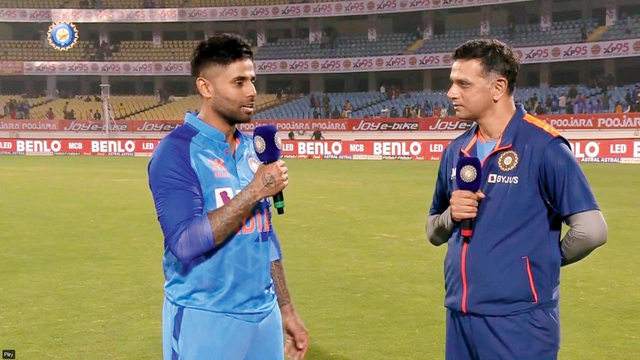 સૂર્યકુમાર યાદવ અને રાહુલ દ્રવિડ