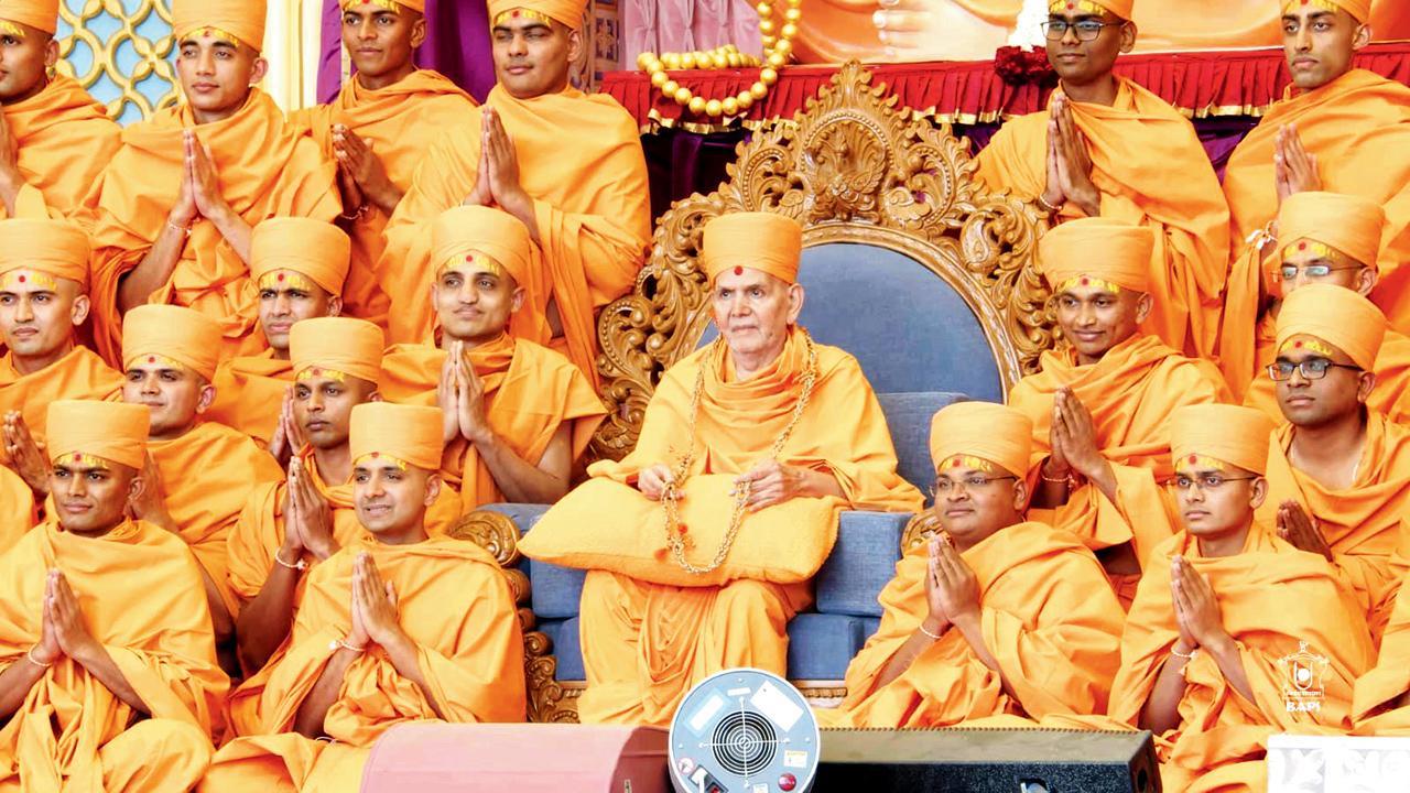 મુંબઈના ૭ અને અમેરિકાના પાંચ સહિત ૫૮ યુવાનોએ મહંતસ્વામીના હાથે ગ્રહણ કરી સંતદીક્ષા