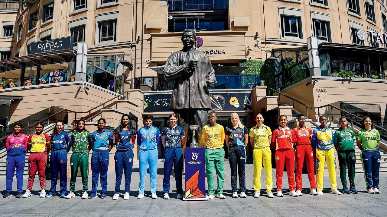 કેપ ટાઉનમાં ગર્લ્સ અન્ડર-૧૯ ટી૨૦ વર્લ્ડ કપની ૧૬ ટીમની કૅપ્ટનોએ ટ્રોફી સાથે પોઝ આપ્યો હતો. શેફાલી વર્મા (ડાબેથી સાતમી) ભારતનું નેતૃત્વ સંભાળશે. તસવીર પી.ટી.આઈ.