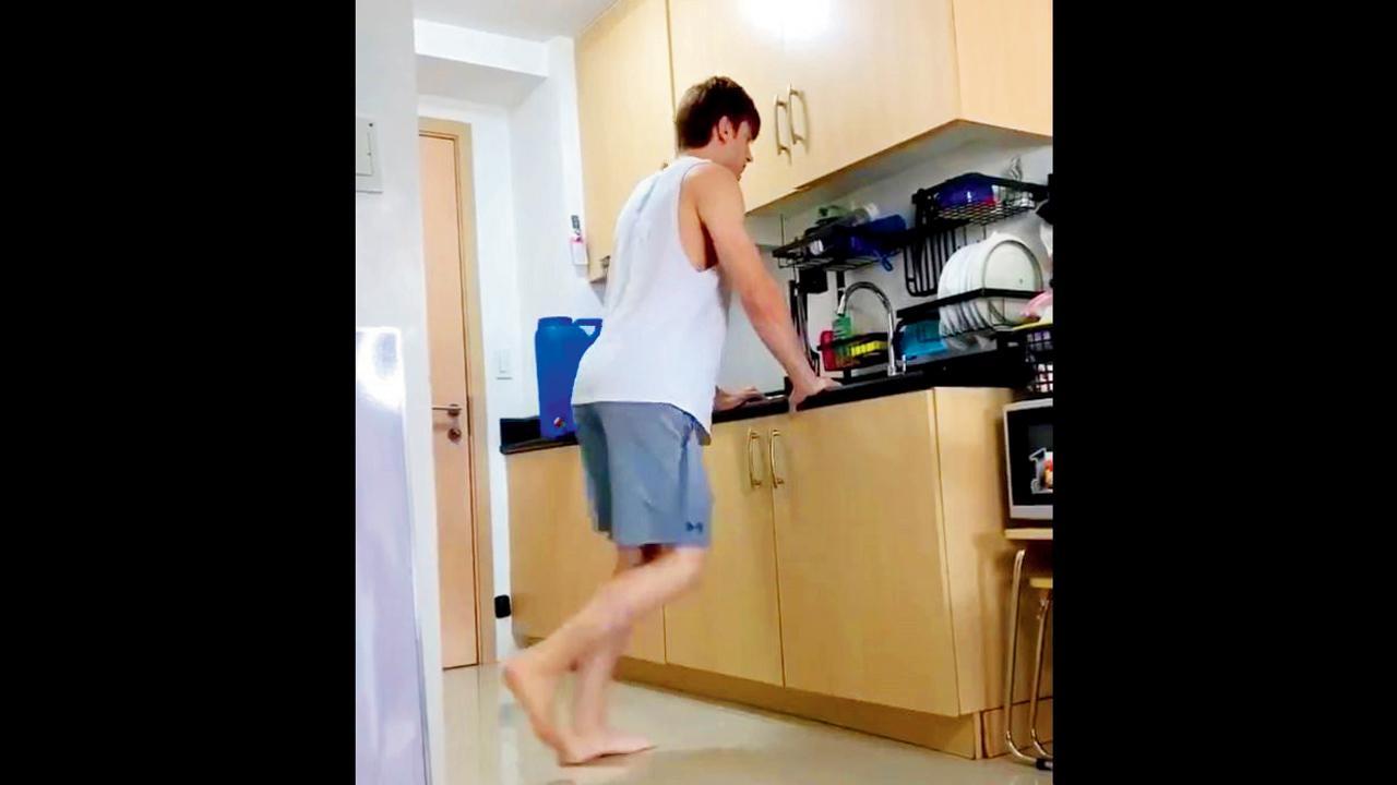 તાજેતરમાં ટ‍્વિટર પર એક વિડિયો અપલોડ થયો છે, જેમાં ટ્રેડમિલ પર ચાલતા હોય કે તેજ ગતિએ દોડતા હોય એવા અનુભવ માટે એક વ્યક્તિ કિચન ફ્લોર પર કામચલાઉ ટ્રેડમિલ તૈયાર કરી વર્કઆઉટ કરે છે. 