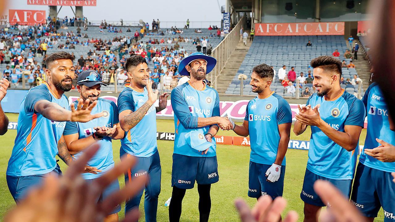 ૩૧ વર્ષનો રાહુલ ત્રિપાઠી ગઈ કાલે ટી૨૦ ઇન્ટરનૅશનલ રમનાર ભારતનો ત્રીજો ઑલ્ડેસ્ટ ખેલાડી બન્યો હતો. તેની પહેલાં ૩૦-પ્લસની ઉંમરે સચિન તેન્ડુલકર અને રાહુલ દ્રવિડે ટી૨૦માં ડેબ્યુ કર્યું હતું. ત્રિપાઠી ભારતનો ૧૦૨મા ક્રમનો ટી૨૦ પ્લેયર બન્યો છે અને ગઈ કાલે તેને બૅટિંગ-કોચ વિક્રમ રાઠોરે કૅપ આપી હતી. જોકે ત્રિપાઠી પાંચ બૉલમાં પાંચ રન બનાવીને આઉટ થઈ ગયો હતો. અર્શદીપ સિંહ ગઈ કાલે પાંચ નો-બૉલ ફેંકીને ટીમ માટે ચિંતાનો વિષય બની ગયો હતો. હર્ષલ પટેલના સ્થાને તેને ઇલેવનમાં સમાવાયો હતો, જ્યારે સૅમસનની જગ્યાએ ત્રિપાઠીને રમવા મળ્યું હતું. શ્રીલંકાએ ૬ વિકેટે ૨૦૬ રનનો ફાઇટિંગ સ્કોર બનાવતાં ભારતીય ટીમ પ્રેશરમાં આવી ગઈ હતી. તસવીર પી.ટી.આઇ.