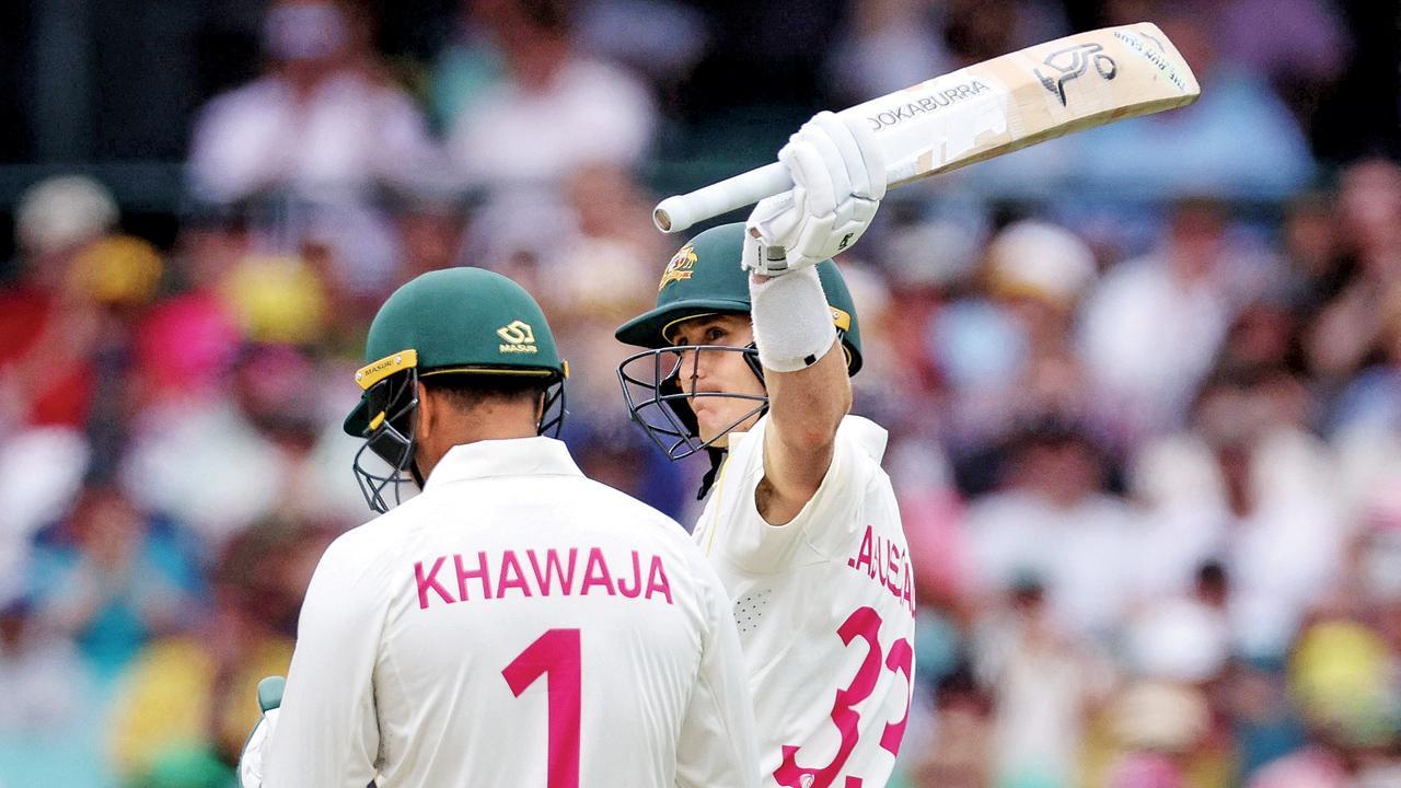 સિડનીમાં ગઈ કાલે હાફ સેન્ચુરી સેલિબ્રેટ કરતો માર્નસ લબુશેન (જમણે). તેના પછી ઉસ્માન ખ્વાજાએ પણ અડધી સદી પૂરી કરી હતી. તસવીર  એ.એફ.પી.